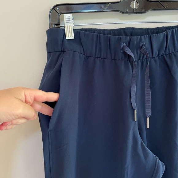 Lululemon On The Fly Jogger in True Navy Blue, size 4 - Picture 8 of 11